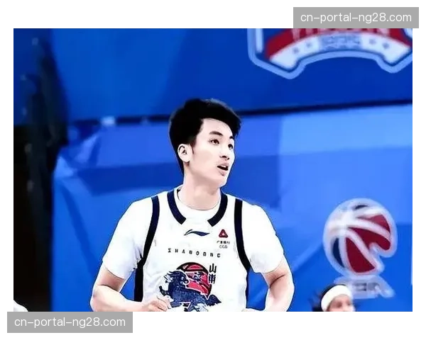 于德豪命中底角三分后向观众席的激情庆祝